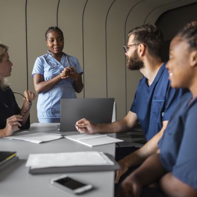 reunion-de-profesionales-de-la-salud-de-vista-lateral